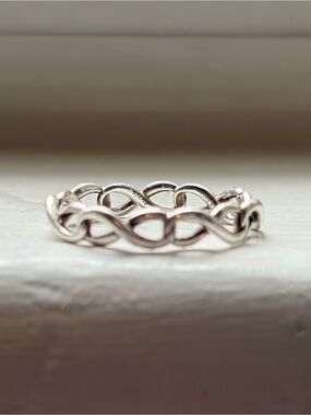 Great Condition Tiffany & Co. Sterling Silver Intertwined Infinity Ring Size 5.5